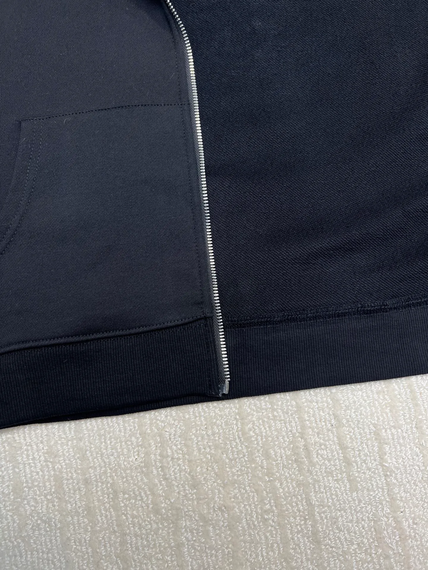 P370 𝗖𝗵𝗿𝗼𝗺𝗲 𝗛𝗲𝗮𝗿𝘁𝘀Cro Heart Catwalk style pure cotton terry zipper hooded jacket. High weight cotton double yarn 380g large terry fabric, fixed and dyed matching ribs, top-notch workmanship, customized full set of accessories, clear letters and perfect restoration without difference. The perfect combination of the hot-drilling process and the high-temperature hot-pressing multi-colored Sanskrit cross process enables precise needle placement! All wiring is special machine chain double wire, absolutely high quality craftsmanship!  Size: M L XL XXL
